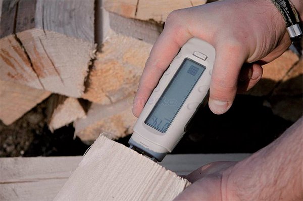 Měřič vlhkosti dřeva a stavebních materiálů  ST-125B