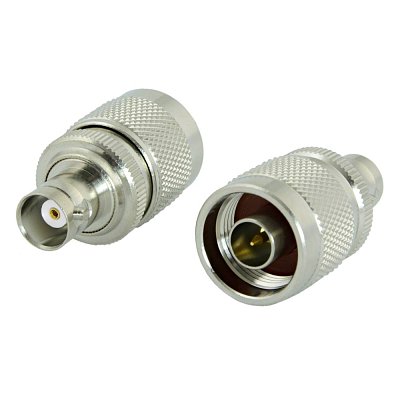 Redukce z BNC zásuvka na N vidlice. Materiál: niklovaná mosaz (NM), izolace: teflon 