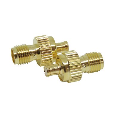 Redukce z MCX vidlice (drážkovaný kroužek) na SMA zásuvka.Materiál: zlacená mosaz, izolace teflon