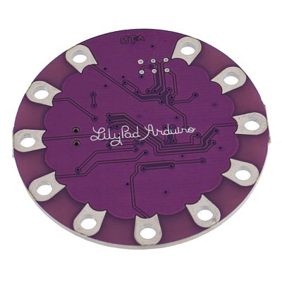 LilyPad Simple je zjednodušená verze LilyPad. Obsahuje procesor ATmega32u4, takže k jeho programování stačí připojit jen microUSB kabel.