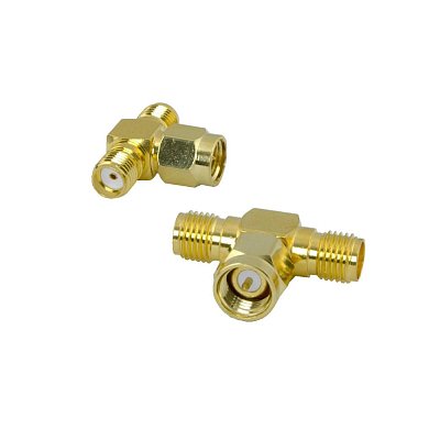 Redukce z SMA vidlice na 2x SMA zásuvka. Impedance 50ohm. Ve tvaru písmena "T". Materiál: zlacená mosaz, izolace: teflon 
