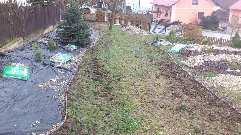 Zahradní obrubník zelený. Délka 18m výška 12,5 cm.