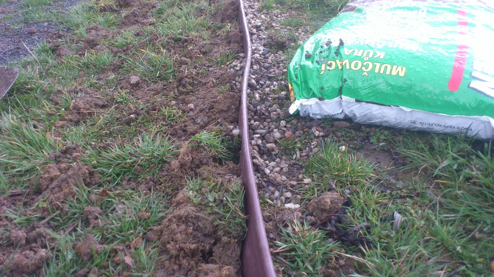 obrubník zelený. Délka 18m výška 12,5 cm.