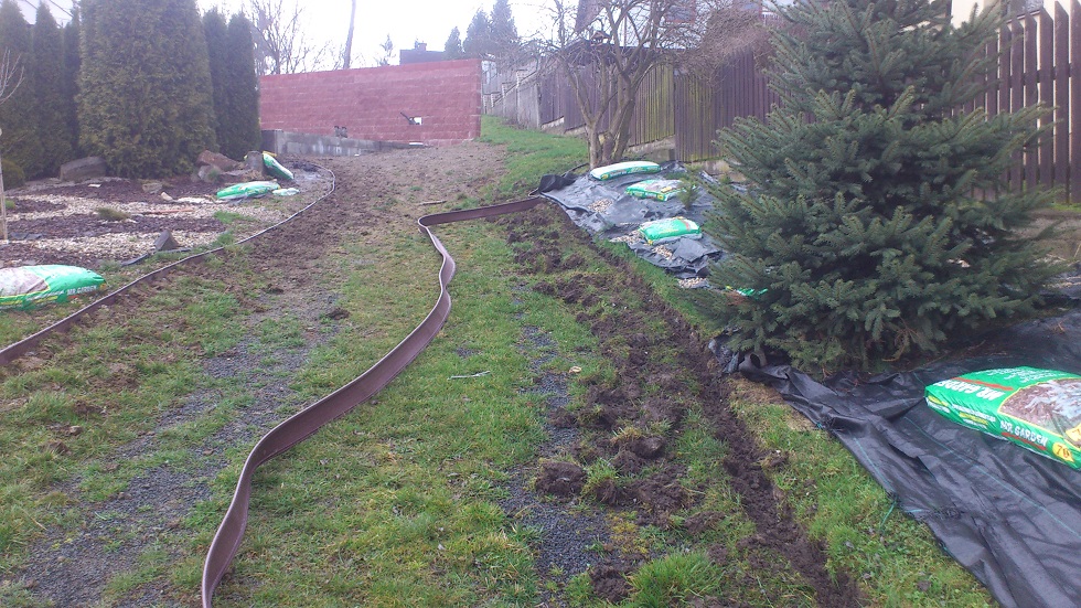 Zahradní obrubník zelený. Délka 18m výška 12,5 cm.