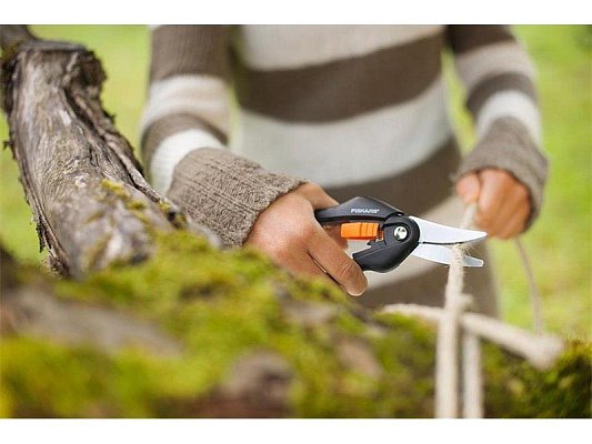 Nůžky na větve FISKARS P26 SingleStep